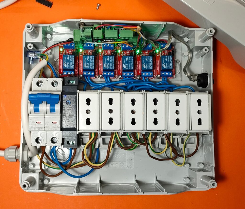 Sistema di controllo delle luci nel Laboratorio del Paleontologo