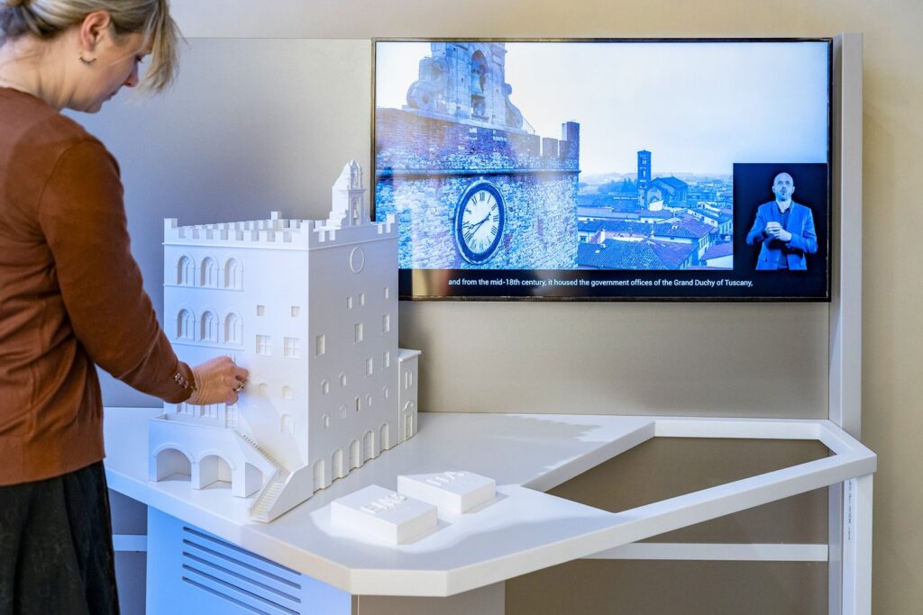 Plastico multimediale interattivo in azione